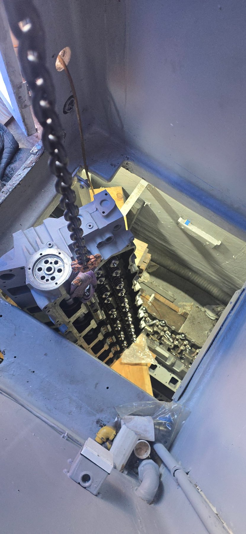 Marine diesel engine block rigging through yacht access hatch